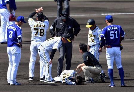 　１回、上本は盗塁を決めるも足を痛めグラウンドに倒れ込む＝２０１８年５月５日