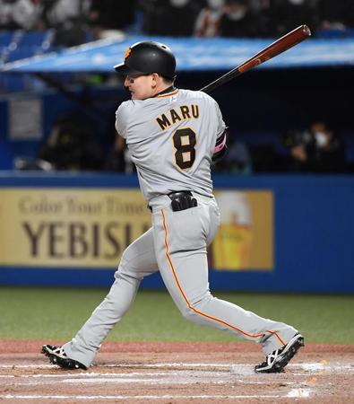 　６回、丸は中前に２点適時打を放つ（撮影・佐藤厚）