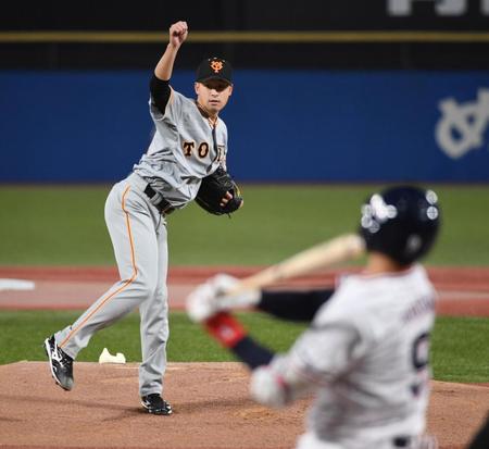 　１回、塩見（右）と対戦する堀田（撮影・佐藤厚）