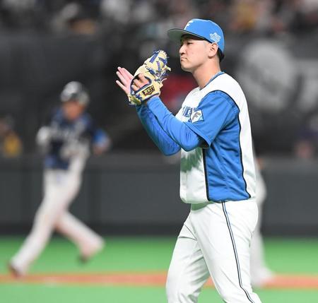 　３回、ピンチを脱し手をたたく立野（撮影・金田祐二）