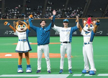 　今季初勝利をあげた立野（左から２人目）と先制２ランを放った浅間（右から２人目）＝撮影・中島達哉