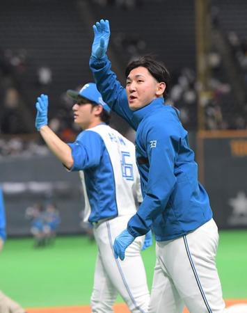 　ファンに手を振る立野（手前）と浅間（撮影・金田祐二）