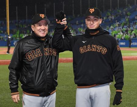 　プロ初登板初先発で初勝利を挙げ、原監督（左）に祝福される堀田（撮影・佐藤厚）