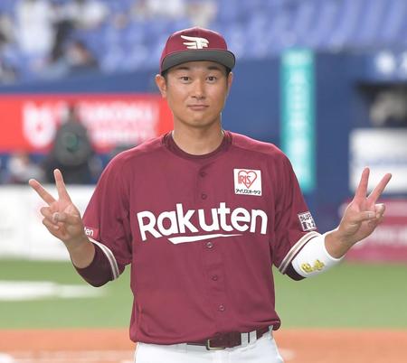 　ヒーローインタビュー後、Ｖサインを決める銀次（撮影・高部洋祐）