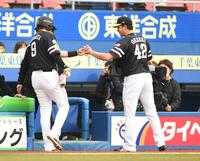 　３回、中村晃の左越え適時二塁打で生還した柳田（左）とタッチを交わす先発の大関（撮影・開出牧）