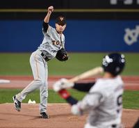 　１回、塩見（右）と対戦する堀田（撮影・佐藤厚）