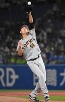 　３回、堀田は内山壮の投ゴロを好捕し併殺とする（撮影・佐藤厚）