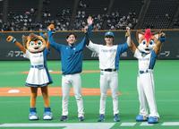 　今季初勝利をあげた立野（左から２人目）と先制２ランを放った浅間（右から２人目）＝撮影・中島達哉