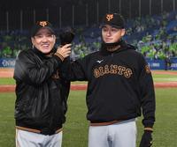 　プロ初登板初先発で初勝利を挙げ、原監督（左）に祝福される堀田（撮影・佐藤厚）