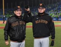 　プロ初登板初先発で初勝利を挙げ、原監督（左）に祝福される堀田（撮影・佐藤厚）