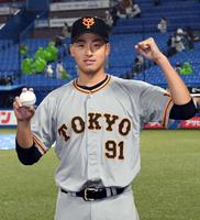 　プロ初登板初先発で初勝利を挙げ、笑顔を見せる堀田（撮影・佐藤厚
