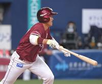 　９回、先制適時打を放つ銀次（撮影・高部洋祐）