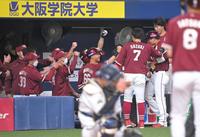 ９回、先制打を放った銀次（７・鈴木の右）を祝福する楽天ナイン（撮影・高部洋祐）