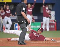 ９回、銀次の適時打で生還する島内。ベンチのナインも大喜び（撮影・高部洋祐）