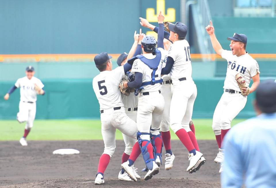 　近江を破り優勝した大阪桐蔭ナイン（撮影・吉澤敬太）