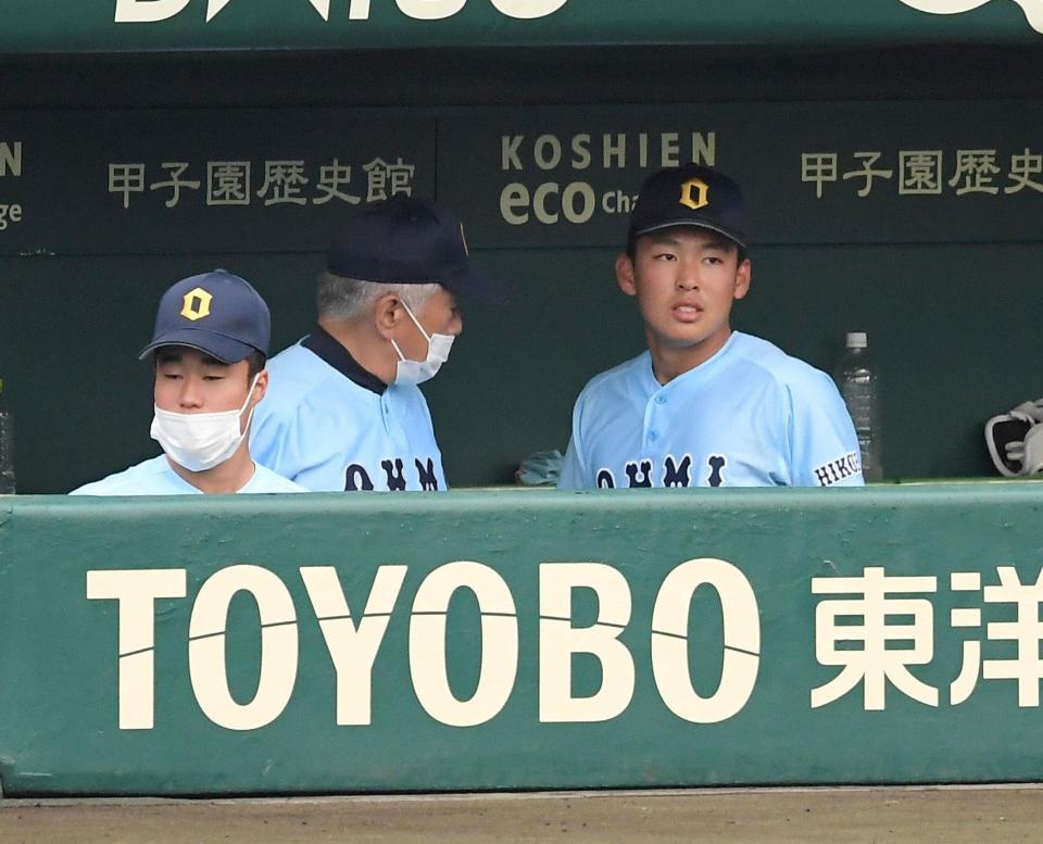 　降板後、多賀監督と話す近江・山田（撮影・伊藤笙子）