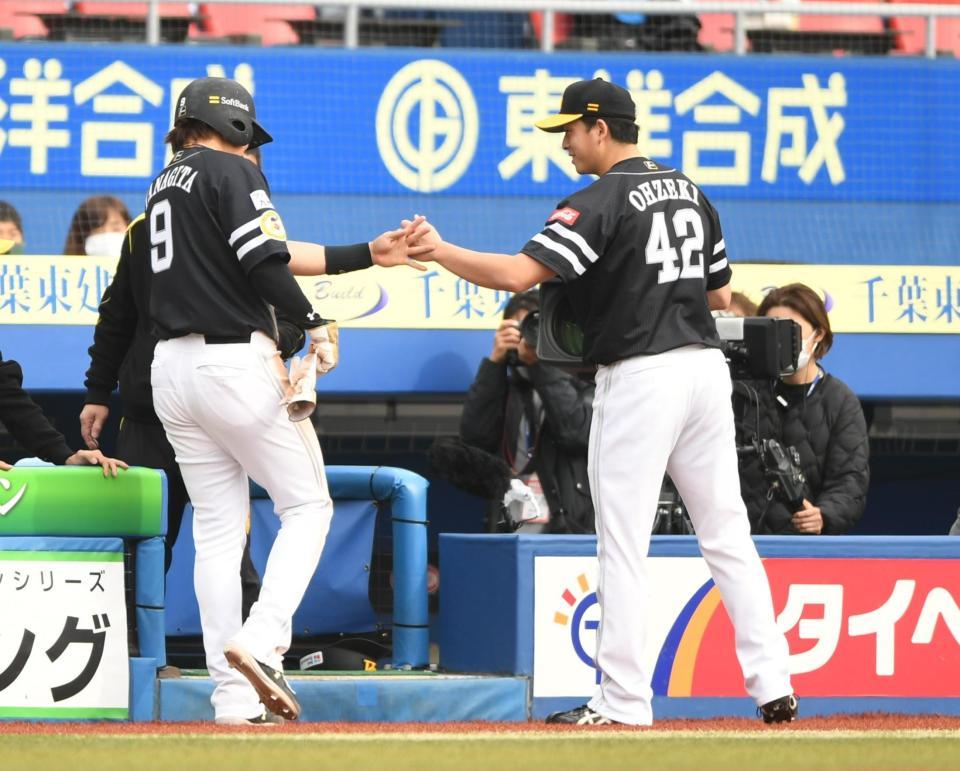 　３回、中村晃の左越え適時二塁打で生還した柳田（左）とタッチを交わす先発の大関（撮影・開出牧）