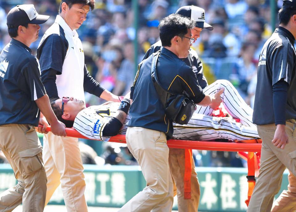 　１回、盗塁を決めるも左膝を痛め、担架で運ばれる上本＝２０１８年５月５日