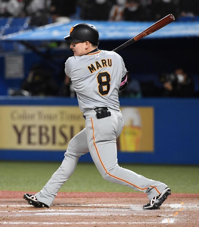 　６回、丸は中前に２点適時打を放つ（撮影・佐藤厚）