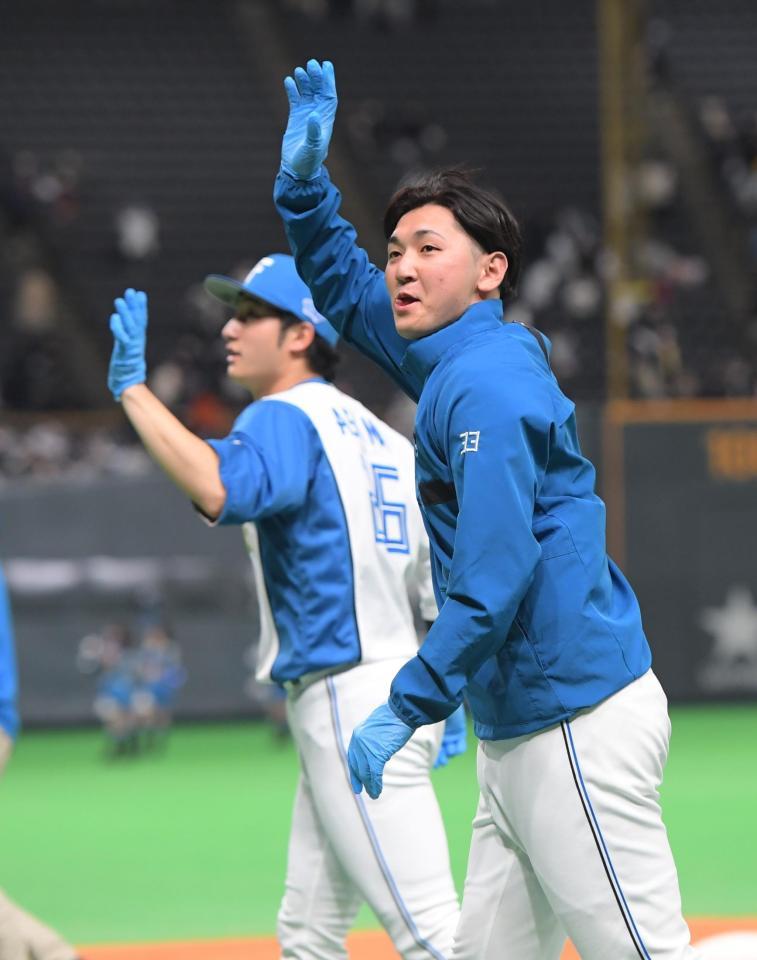 　ファンに手を振る立野（手前）と浅間（撮影・金田祐二）