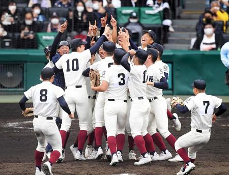 　優勝し、喜び合う大阪桐蔭ナイン（撮影・伊藤笙子）