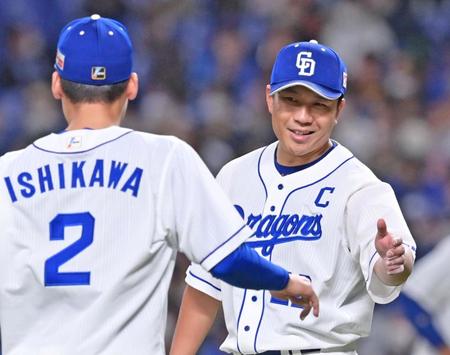 ３回を投げ終え、石川（左）とタッチを交わす大野雄（撮影・立川洋一郎）