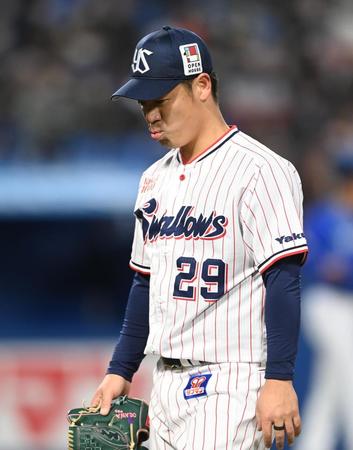 　１回から佐野と宮崎の本塁打で先制を許し、口をとがらせながらベンチに戻る小川（撮影・高石航平）