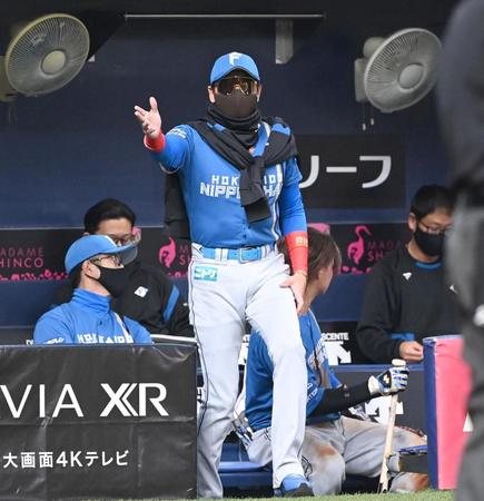 　８回、選手交代を告げる新庄ビッグボス（撮影・飯室逸平）