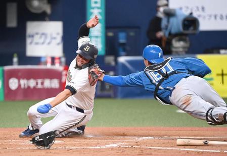 ４回、伏見の左飛で本塁を狙うも捕殺される三走・バレラ（撮影・飯室逸平）