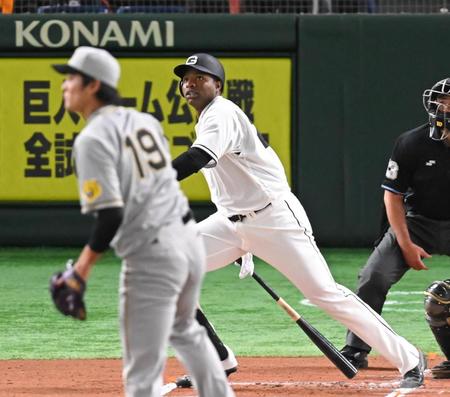 　１回、ポランコが右越えに２者連続となる本塁打を放つ。投手・藤浪（撮影・堀内翔）