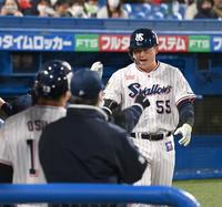 　２回、ソロを放ちナインにタッチで迎えられる村上（撮影・高石航平）