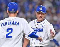 ３回を投げ終え、石川（左）とタッチを交わす大野雄（撮影・立川洋一郎）