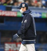 ９回、選手交代を告げベンチに戻る高津監督（撮影・高石航平）