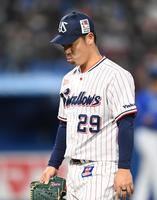 　１回から佐野と宮崎の本塁打で先制を許し、口をとがらせながらベンチに戻る小川（撮影・高石航平）