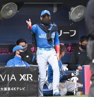 　８回、選手交代を告げる新庄ビッグボス（撮影・飯室逸平）