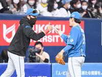 ４回、好リリーフを見せた西村（右）を迎える新庄ビッグボス（撮影・飯室逸平）