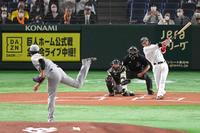 　１回、坂本が先制のソロを放つ（撮影・堀内翔）