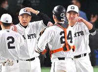 試合後、巨人ナインを迎える原監督（左）と菅野（撮影・堀内翔）