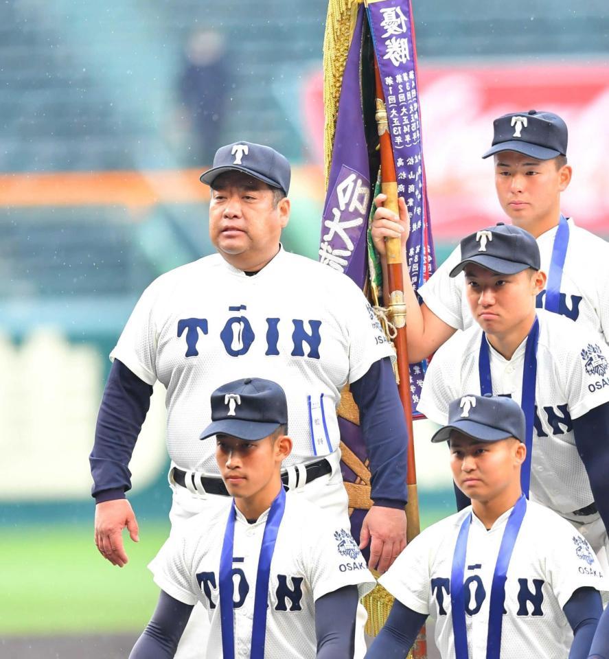 　優勝しナインと共に記念撮影する大阪桐蔭・西谷監督（後列左）＝撮影・吉澤敬太