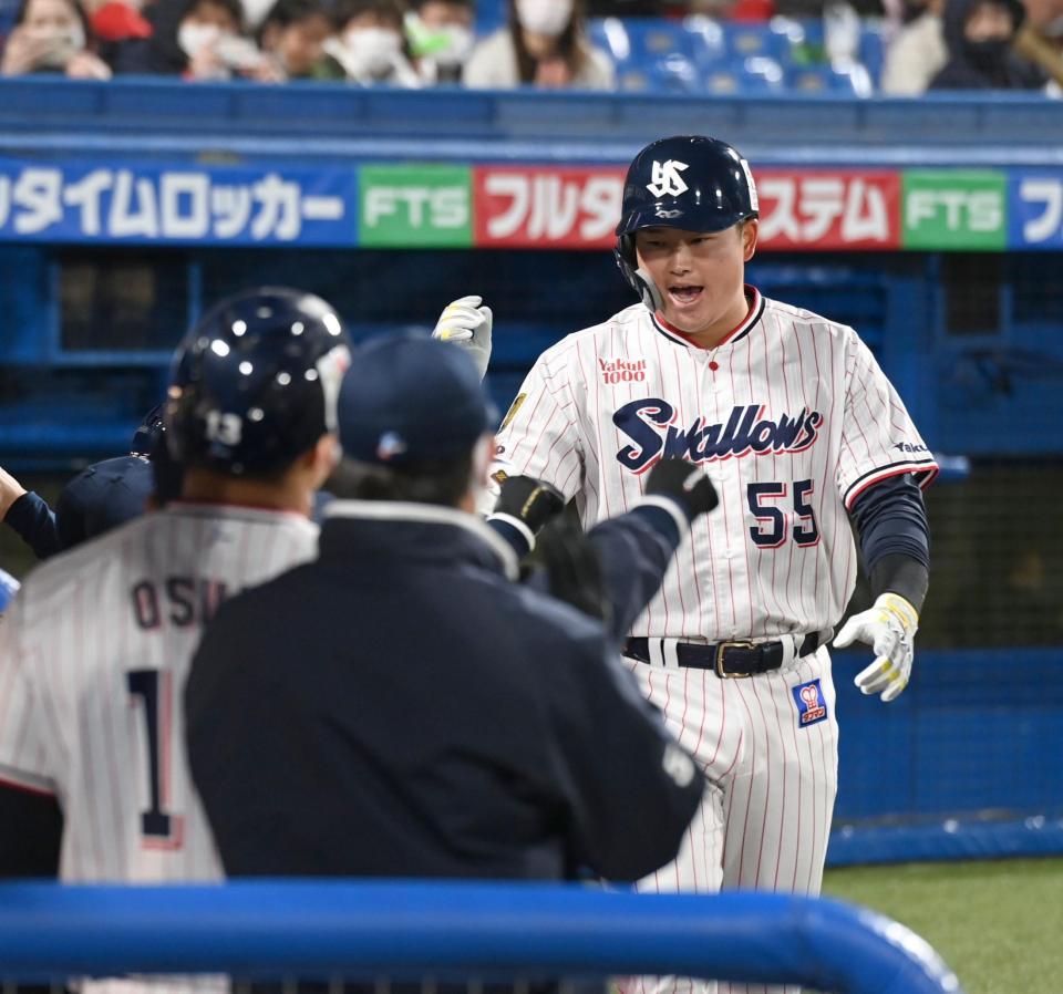 　２回、ソロを放ちナインにタッチで迎えられる村上（撮影・高石航平）