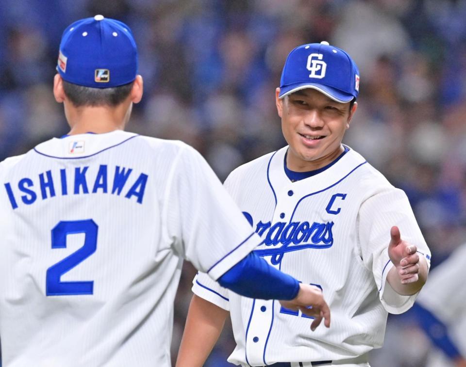 ３回を投げ終え、石川（左）とタッチを交わす大野雄（撮影・立川洋一郎）