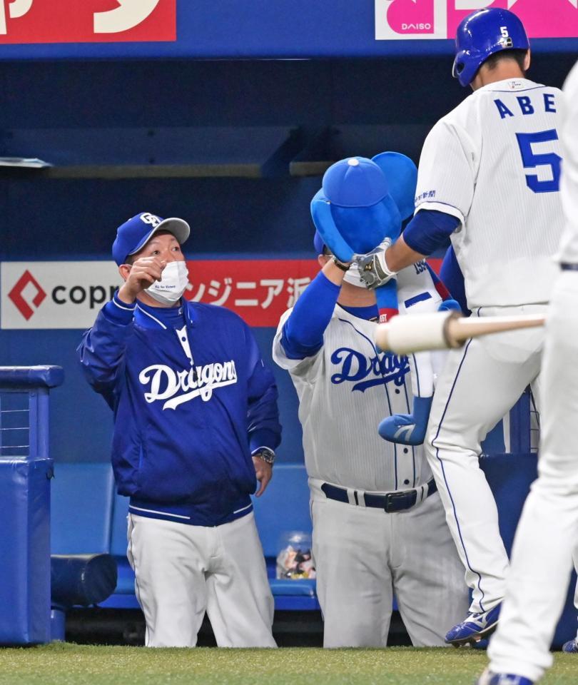 ２回、先制ソロを放った阿部（５）を出迎える立浪監督（撮影・立川洋一郎）