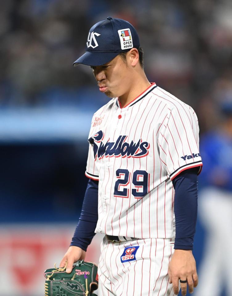 　１回から佐野と宮崎の本塁打で先制を許し、口をとがらせながらベンチに戻る小川（撮影・高石航平）