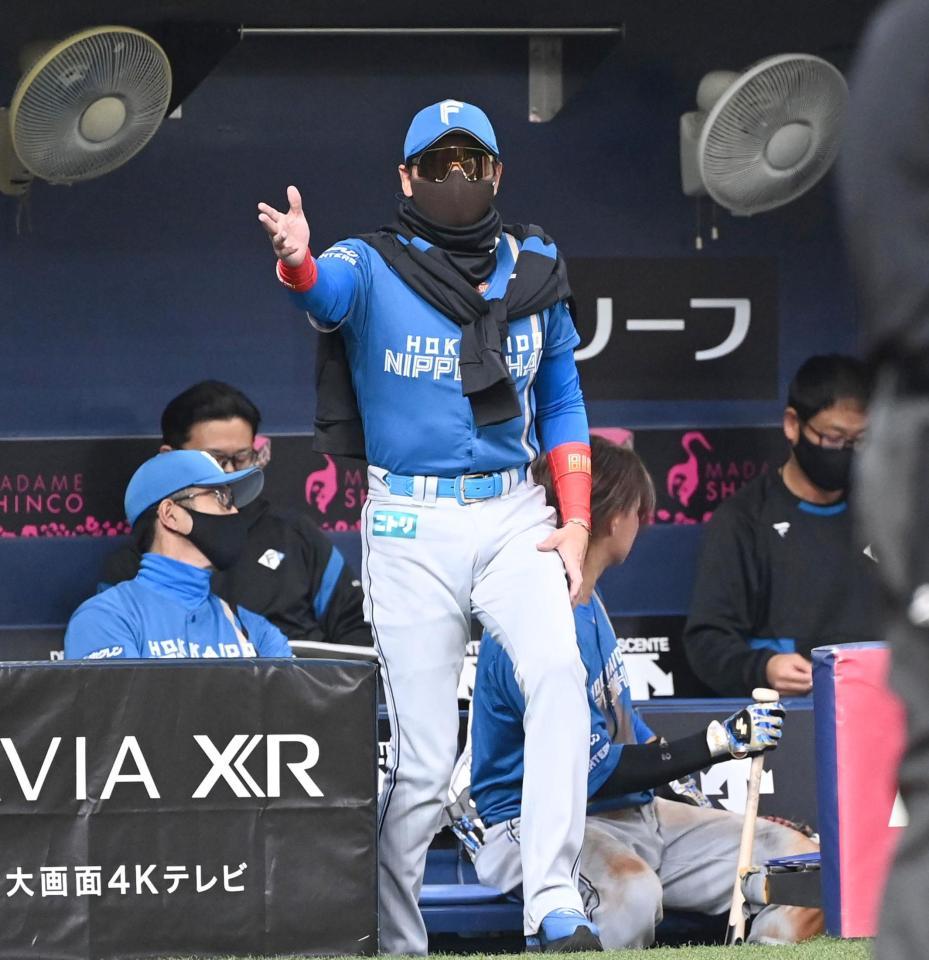 　８回、選手交代を告げる新庄ビッグボス（撮影・飯室逸平）