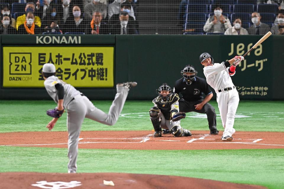 　１回、坂本が先制のソロを放つ（撮影・堀内翔）