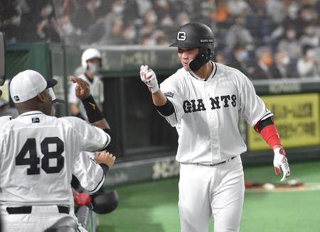 　１回、坂本は左中間に１号ソロを放ち、ウィーラー（左）に迎えられる＝１日