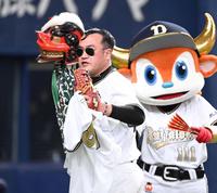 　獅子舞を手にグラウンドを後にするたむらけんじ