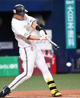 　１回、先制打を放つ杉本