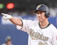 　１回、先制打を放ちベンチに向かって指さす杉本（撮影・飯室逸平）