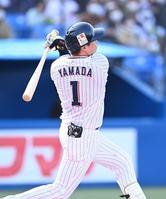 ６回、通算２５０号となる勝ち越しソロを放つ山田（撮影・高石航平）